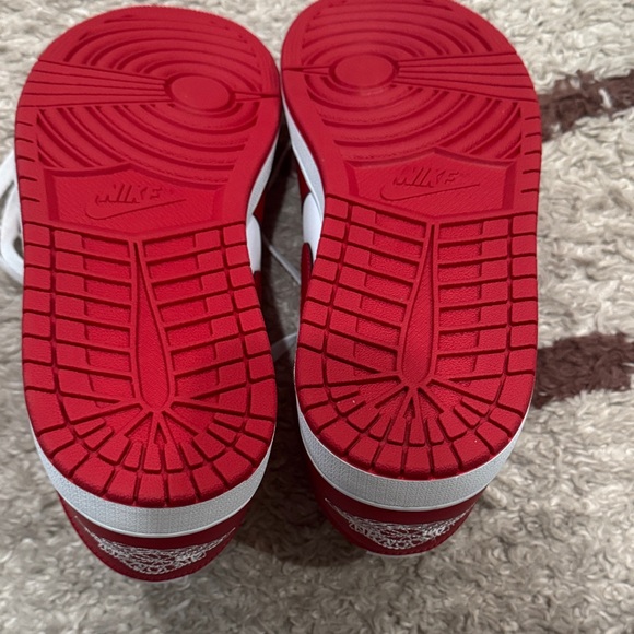 Jordan Men's Classic Red and White Sneakers Air Jordan 1 Low Top - Picture 3 of 4